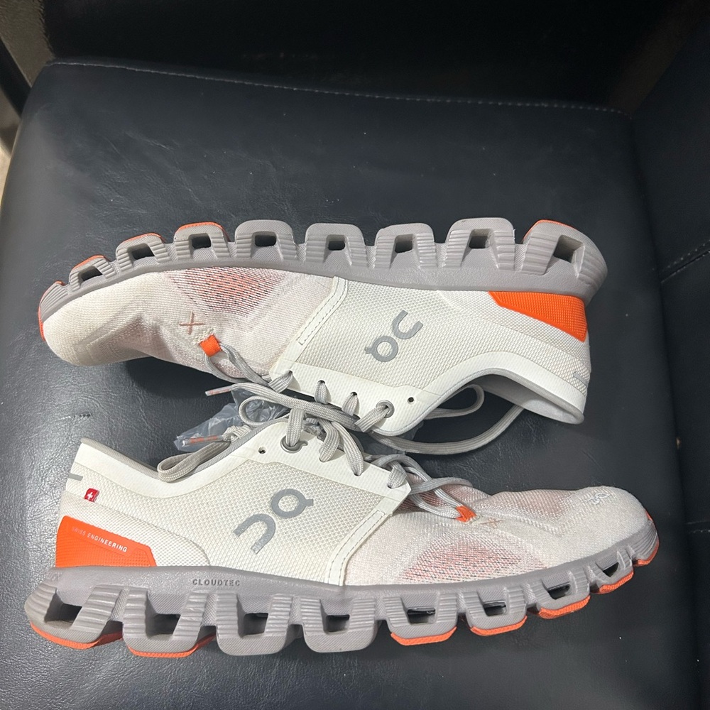 On Cloud Women’s Size 9.5
Gray Orange White Walking
Running Shoes Sneakers